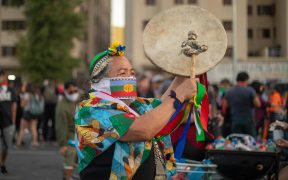 Mujer mapuche en marcha